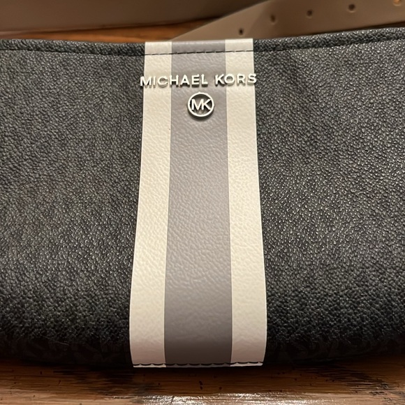 Michael Kors belt bag - Picture 4 of 15